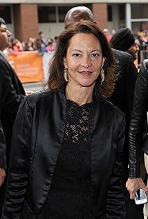 Gabrielle Tana – Foto