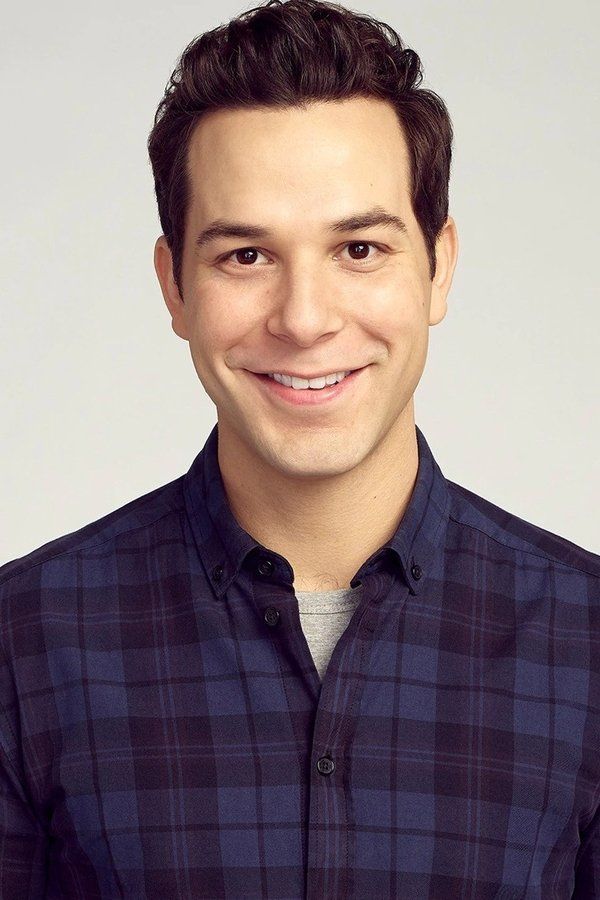 Skylar Astin – Foto