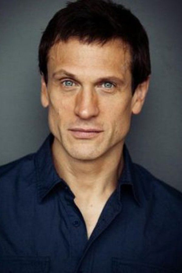 Simon Merrells – Foto