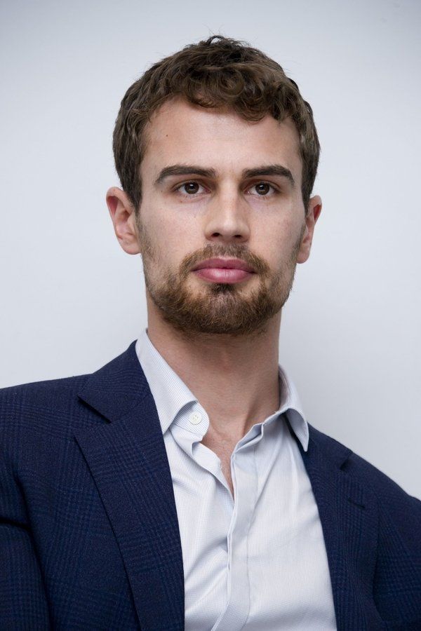 Theo James – Foto