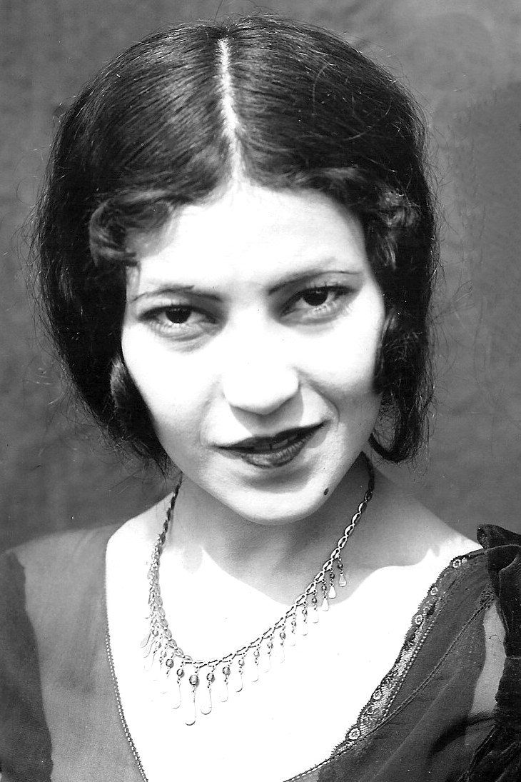Ynez Seabury – Foto