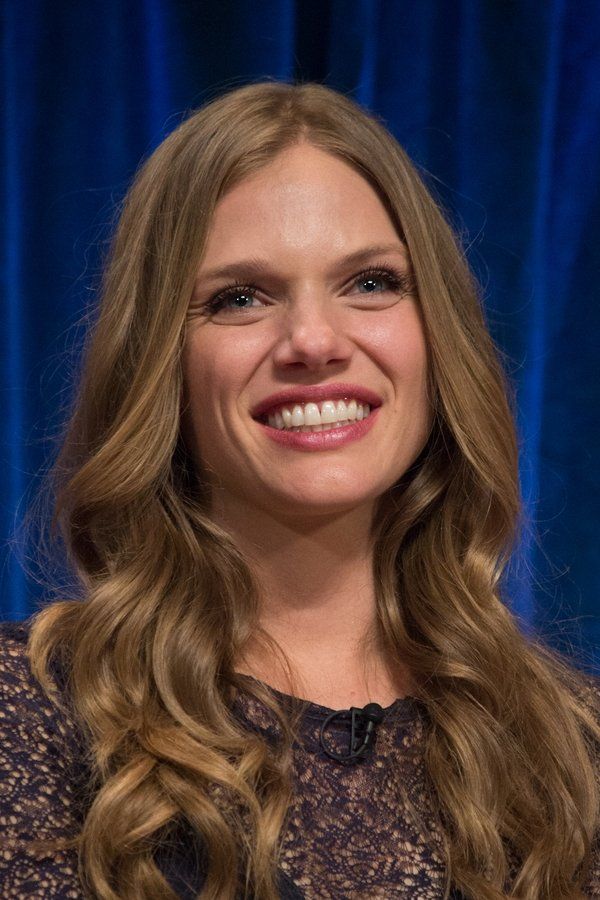 Tracy Spiridakos – Foto